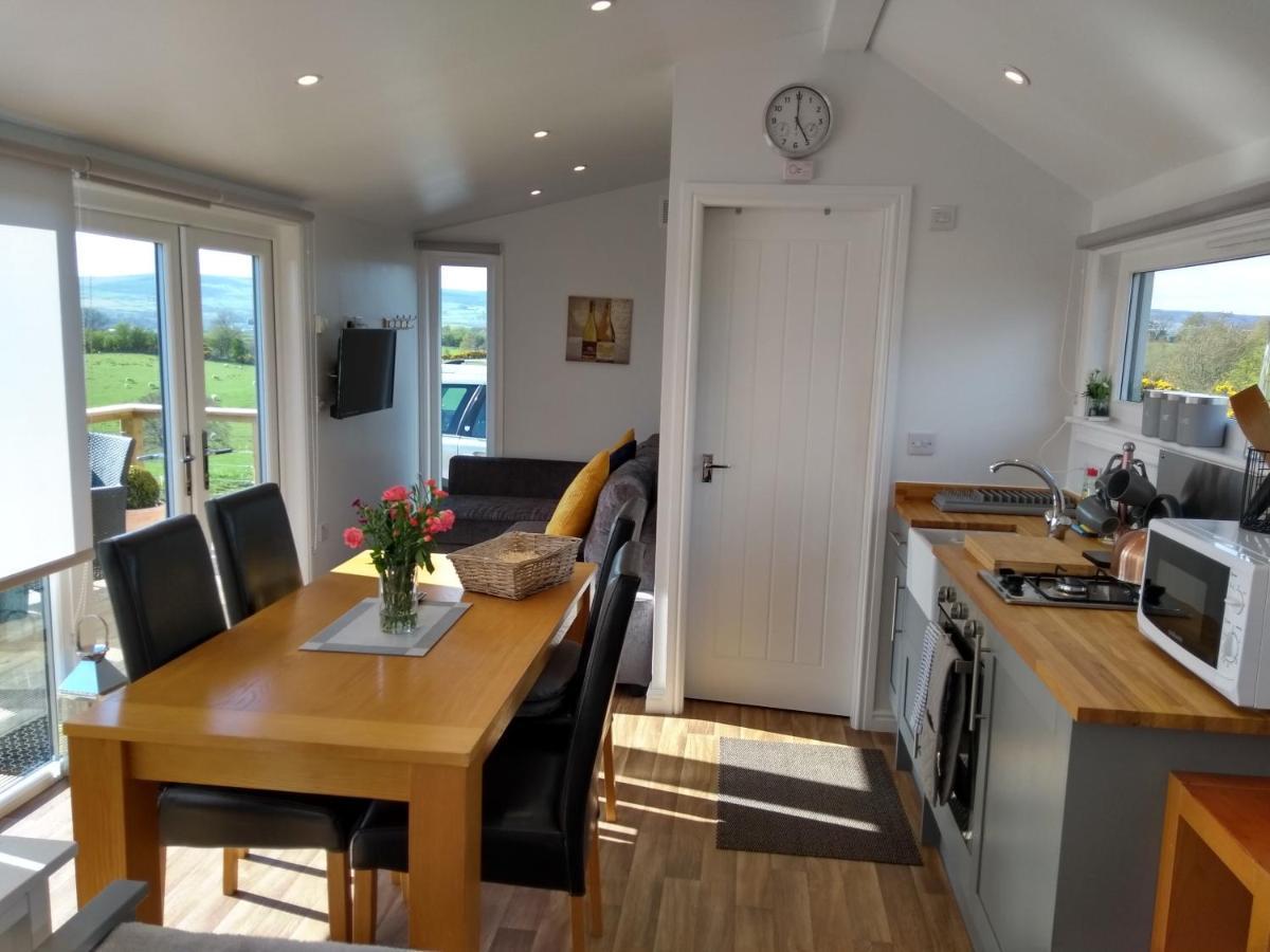 Cleeves Cabins Ailsa Luxury Lodge With Hot Tub Dalry (North Ayrshire) Exterior foto